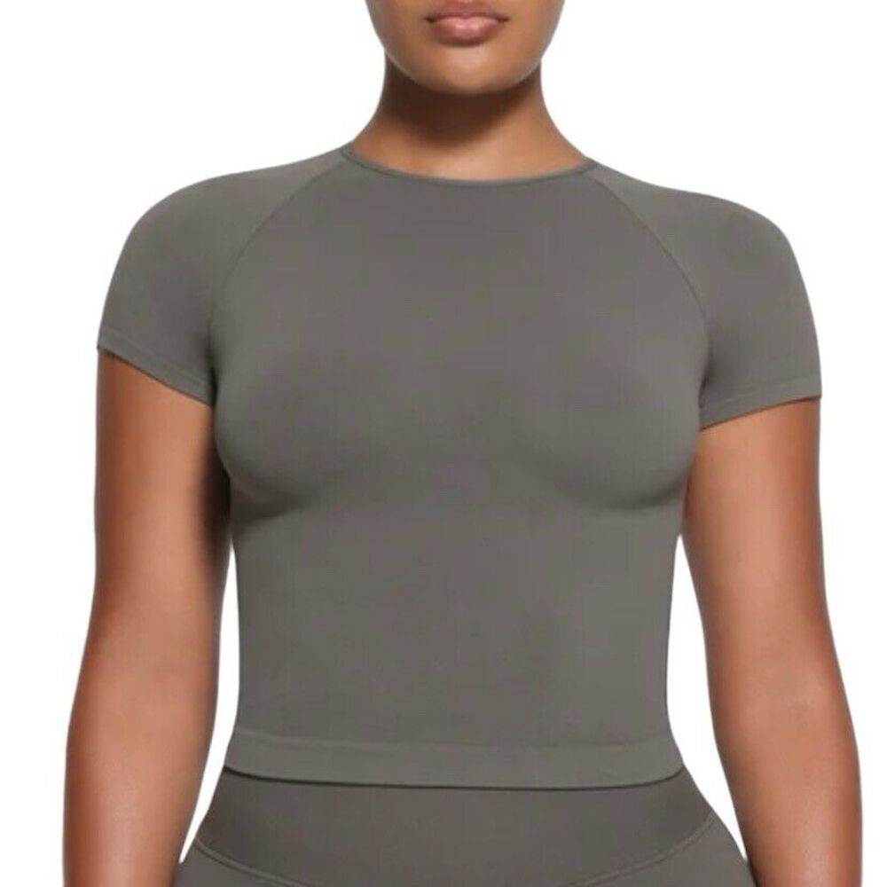 NWT SKIMS Fits Everybody Short Sleeve T-shirt Gunmetal Large Gray Medium Tight